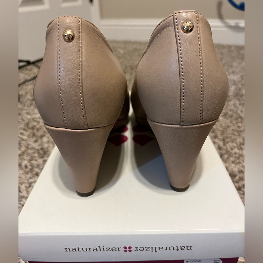 Beautiful Tan Taupe Wedge - Picture 3 of 6